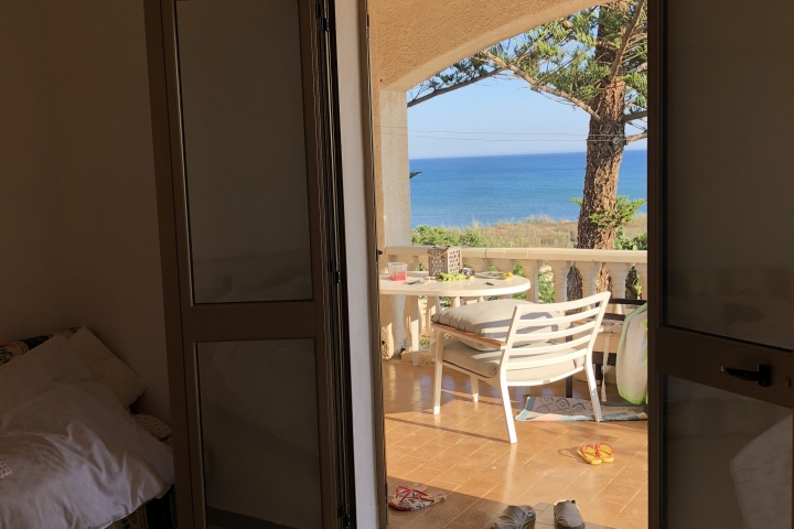 Schlafzimmer 2 - Blick vom Bett zum Meer