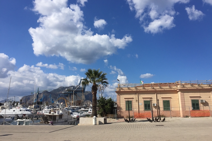 ca. 1h entfernt, der Hafen von Palermo, rechts kann man kostenlos parken