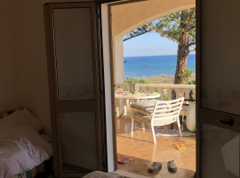 Schlafzimmer 2 - Blick vom Bett zum Meer