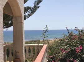 Blick von der Eingangstür/Terrasse zum Beach