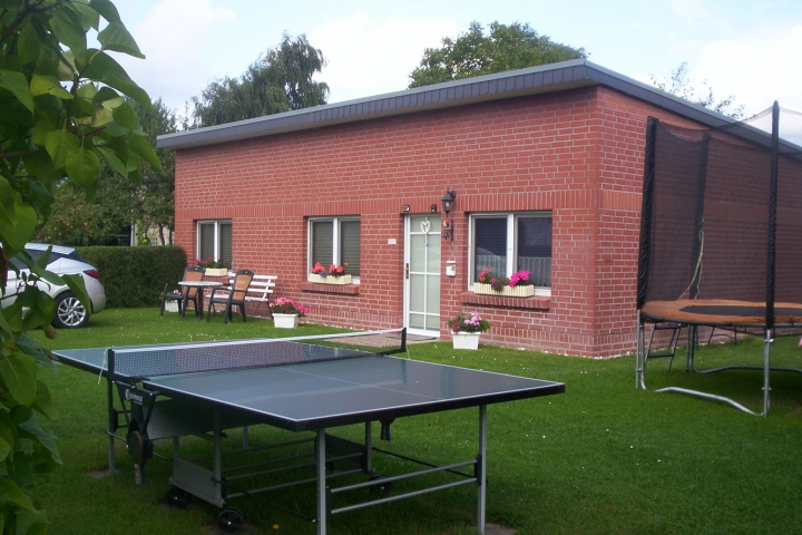 Ferienhaus Bender Rügen | Kinderspielplatz mit Schaukel, Trampolin und Tischtennisplatte.