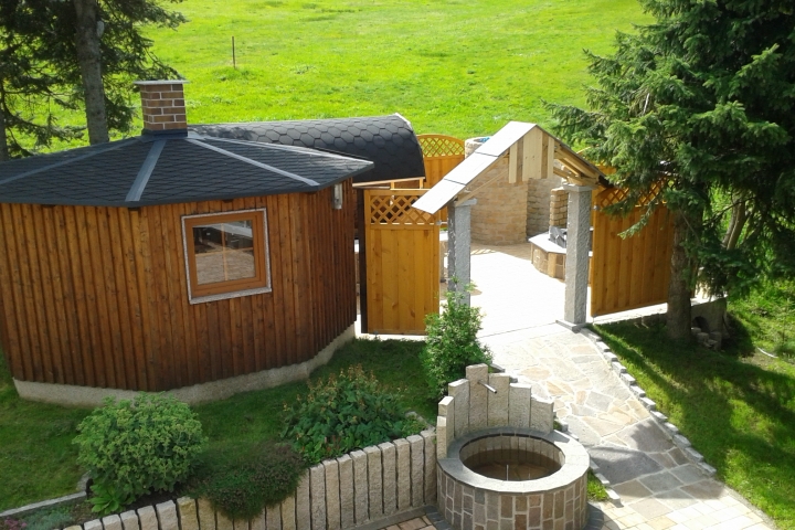 Saunalandschaft mit Faßsauna, Solardusche und beheizbarem Hottup