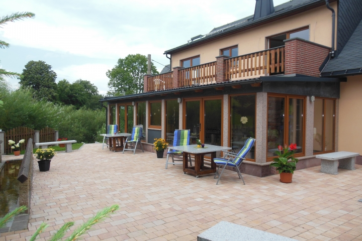 Rückseite des Hauses mit Blick auf die Wintergärten bzw. Gemeinschaftsraum und Terrasse mit Grillmöglichkeit 