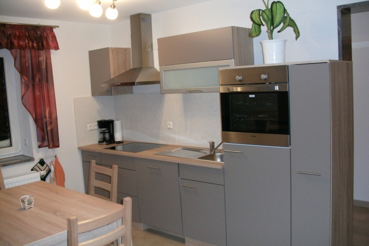 Wohnung 3 /1. OG/DG mit Balkon - Küchenzeile mit Essplatz