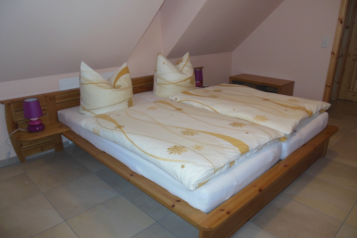 Wohnung 3 / 1. OG/DG - Schlafzimmer im DG mit 4 Betten