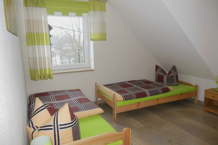Wohnung 3 - Kinderzimmer (Durchgangszimmer zum Schlafzimmer im DG)