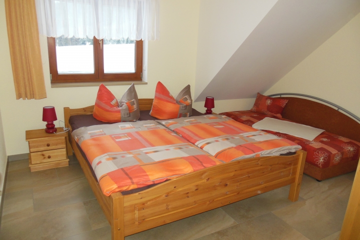 Wohnung 4 /1. OG/DG - Schlafzimmer im 1. OG mit 3 Betten