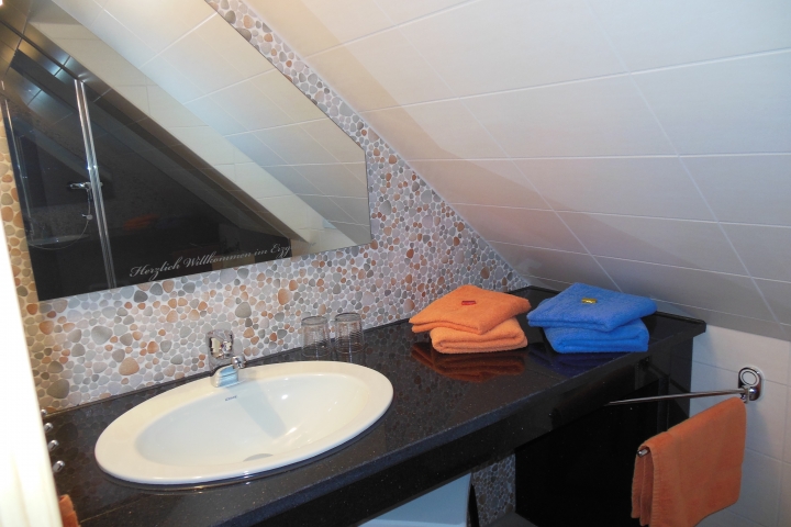 Wohnung 4 / 2. Bad im Dachgeschoss