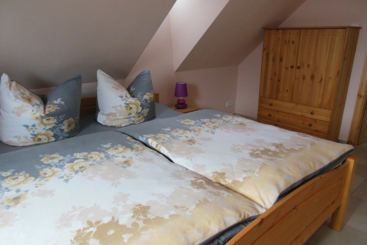 Wohnung 4 / Schlafzimmer im DG mit 3 Betten