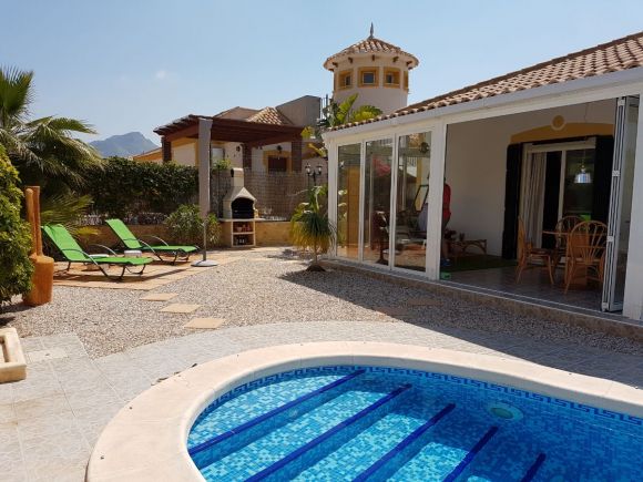 Ferienhaus Villa Begonia | Blick von der Terrasse auf den Wintergarten und das Grundstück