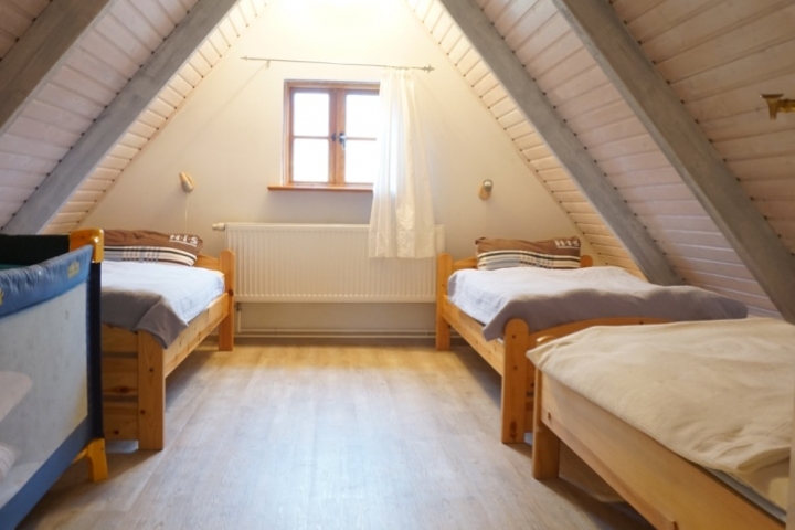 App.1 Dachgeschoß Kinderzimmer mit 3 Betten und Babybett