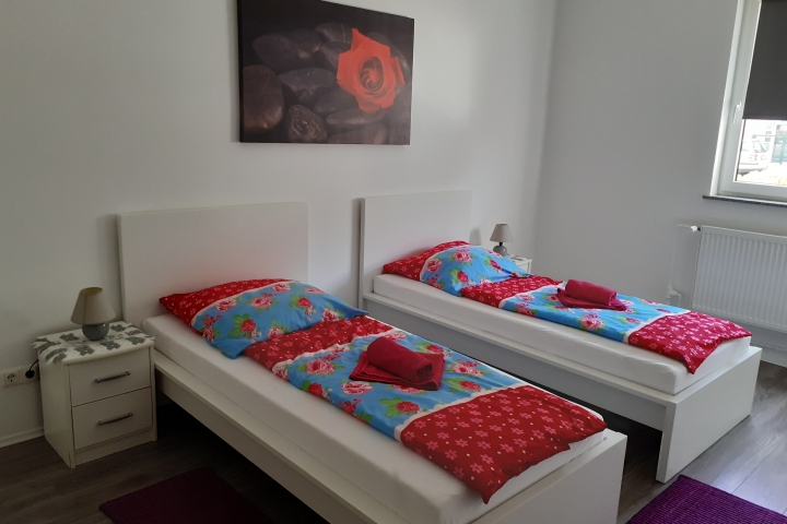 1. Schlafzimmer mit zwei Einzelbetten 