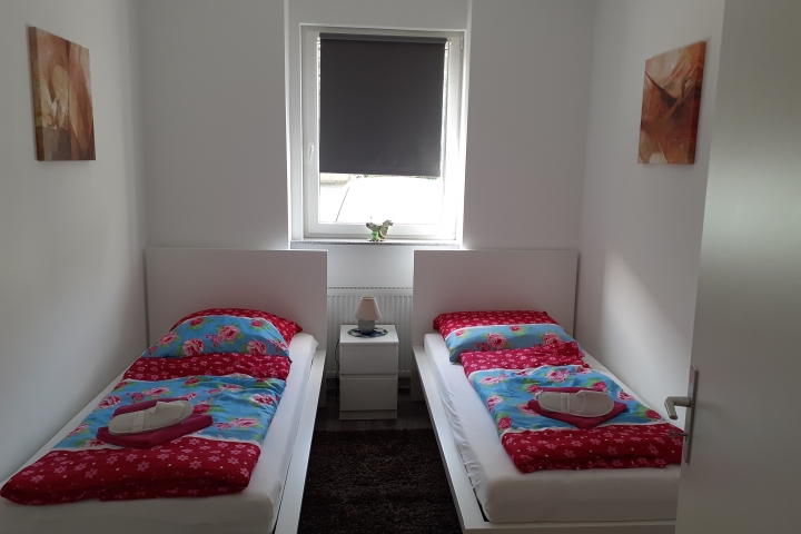 2. Schlafzimmer mit zwei Einzelbetten 