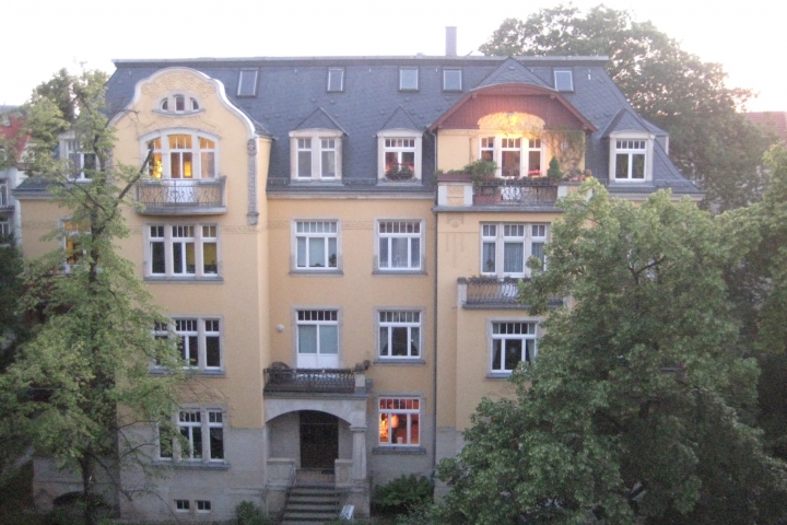 Wohnen und Arbeiten im Jugendstilflair | Vorderansicht von der Reinickstraße, das Gästeapartment befindet sich im Erdgeschoss links.