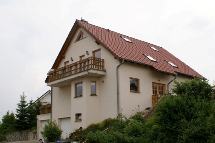 Hauseingang und Balkon der Ferienwohnung