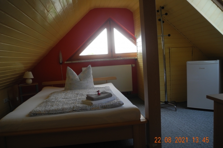 Zimmer5 Dachgeschoss mit Futonbett 1,40 m breit