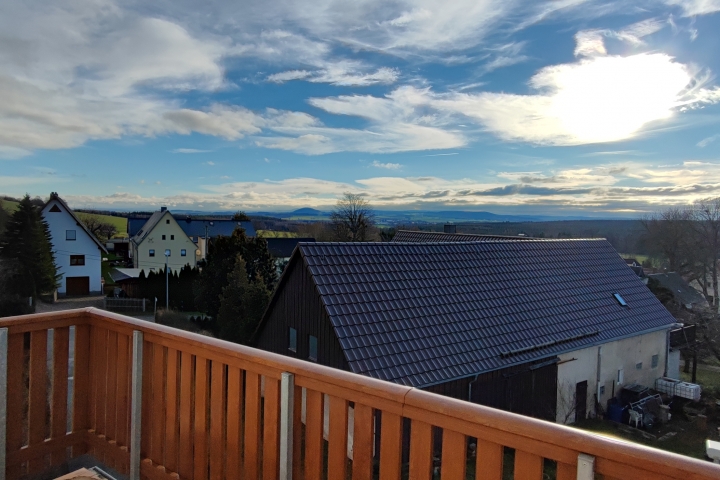 Blick vom Balkon der Ferienwohnung zum Erzgebirgskamm (mit Luchberg und Geising)