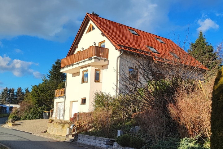 Ferienwohnung Gebirgsblick | Hauseingang und Balkon der Ferienwohnung