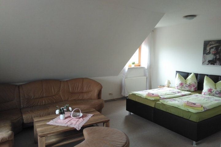Wohn- und Schlafzimmer1
Wohn- und Schlafbereich