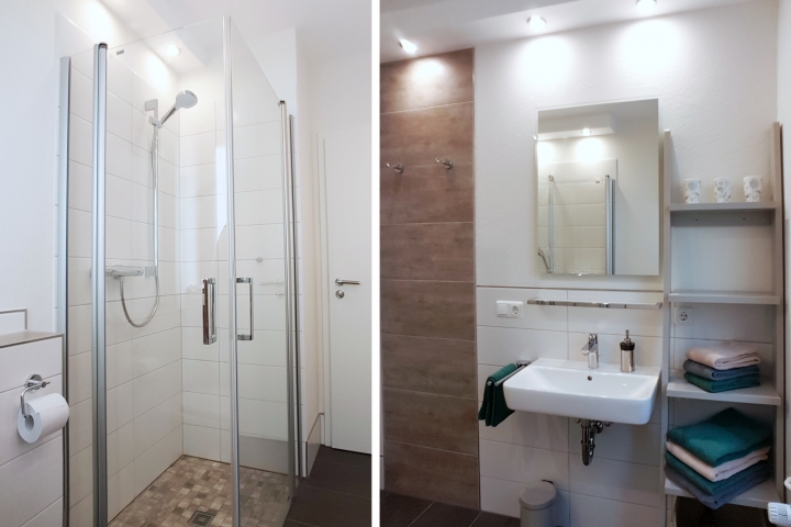Neues Bad mit ebenerdiger Glasdusche, Wc, Reagl und Fön. Handtücher und Duschtücher werden gestellt.