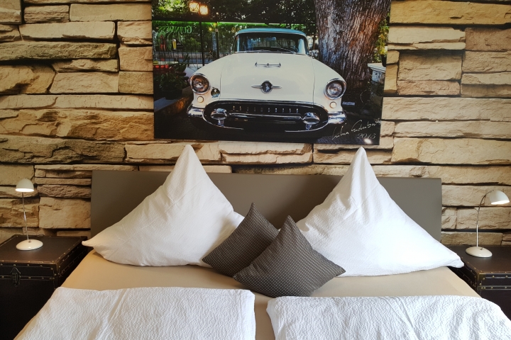 Beide Schlafräume mit großem Doppelbett ohne Fußteil