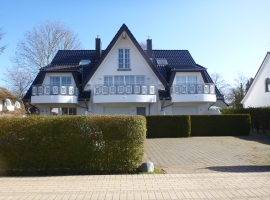 Partkplatz hinter der Hecke