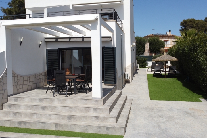Terrasse mit Bestuhlung für
sechs Personen