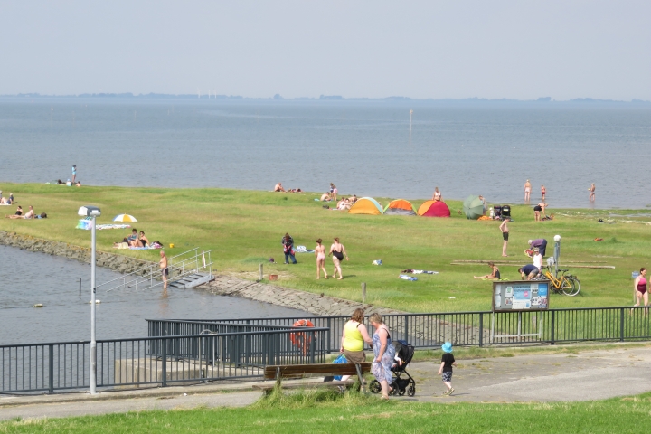 Badestelle in Everschop Siel. Badetreppe am Hafenbecken, Dusche, Spielplatz und viel flaches Wasser