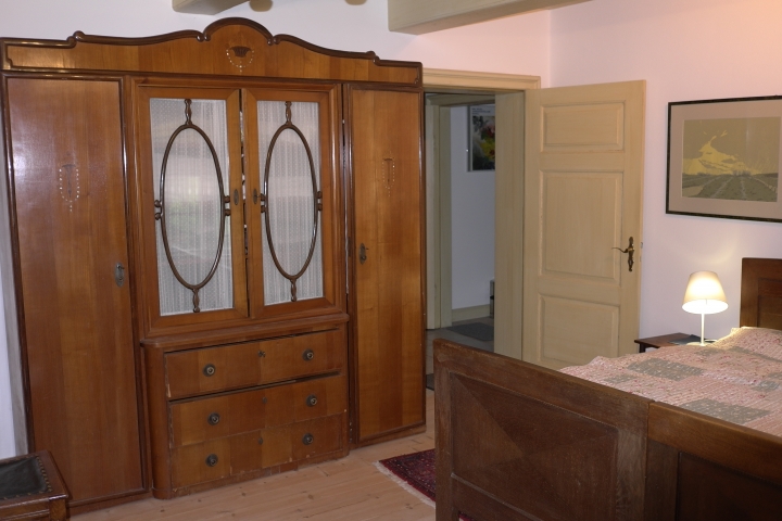 Im Elternschlafzimmer haben Sie ein Doppelbett und viel Platz im Kleiderschrank.
