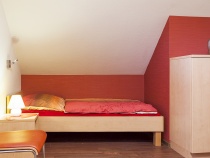 Schlafzimmer mit zwei Einzelbetten OG