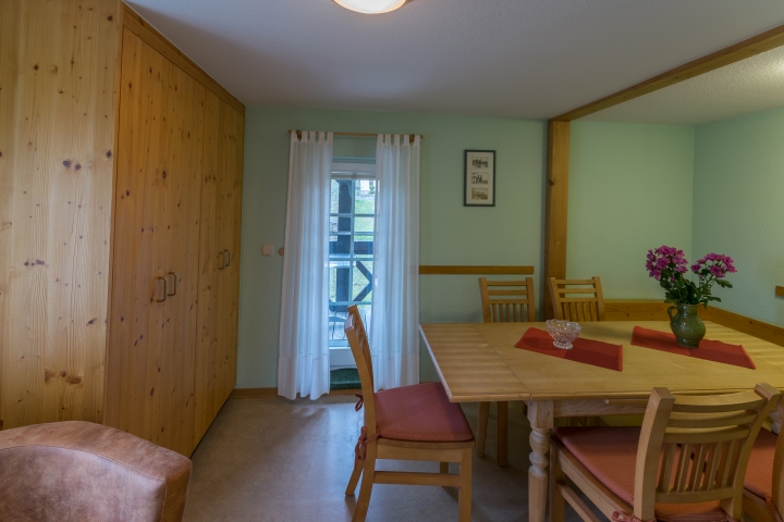 Esszimmer für 6 Personen und Ausgang zum Balkon