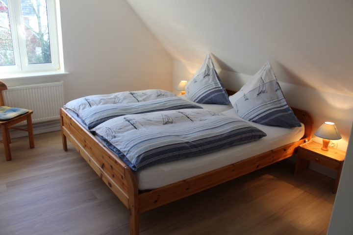 Das erste Schlafzimmer mit Doppelbett.