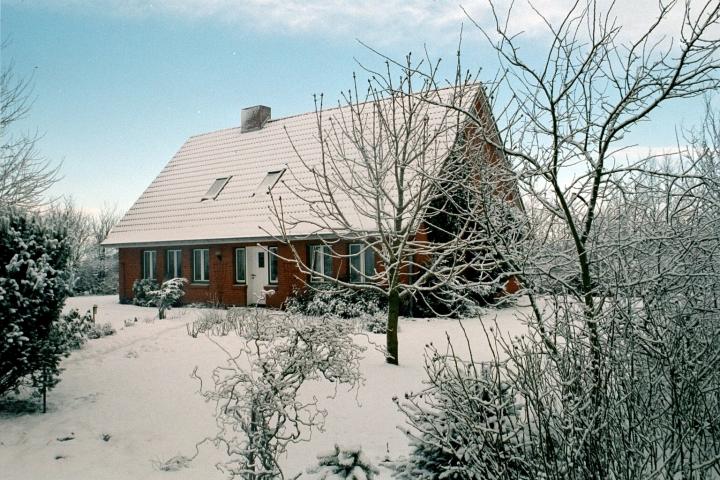 Ein Blick auf das Haus im Winter.