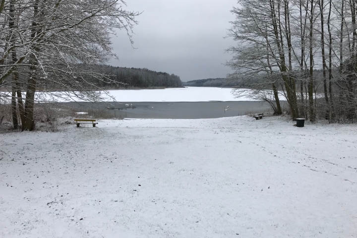Auch im Winter ist der See reizvoll und lädt zum Schlittschuhlaufen ein