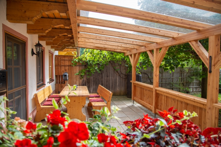 Ferienwohnungen Attelblick und Zellbachblick | Überdachte Terrasse mit gemütlicher Sitzgarnitur 