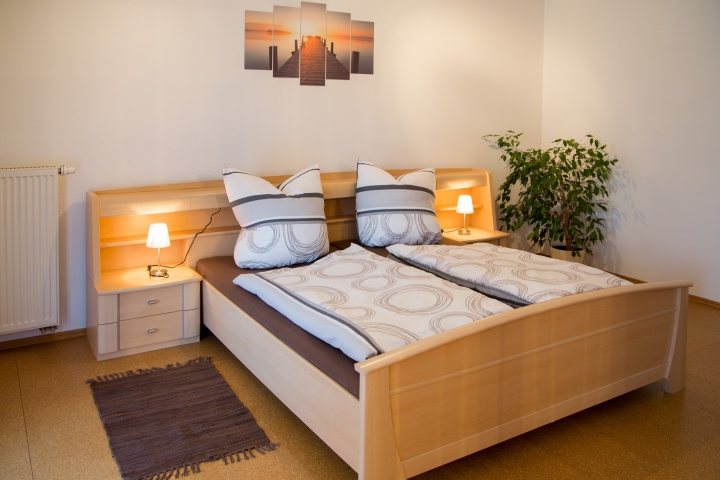 Braunes Schlafzimmer mit Doppelbett, Balkon 1.OG