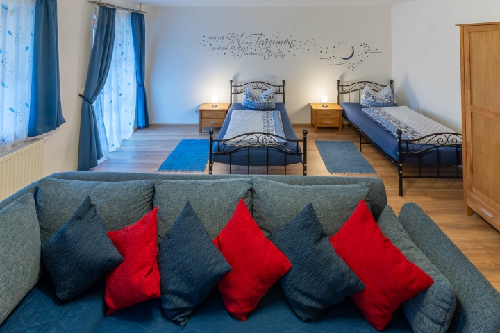 Blaues Zimmer im 1. OG mit Balkon