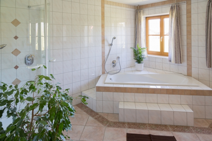 Bad mit Wanne, Dusche, WC, 1. OG