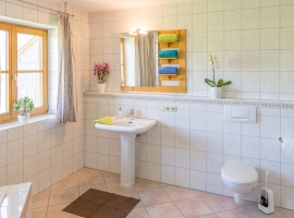 Bad Wanne, Dusche, WC, 1. OG