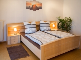 Braunes Schlafzimmer mit Doppelbett, Balkon 1.OG