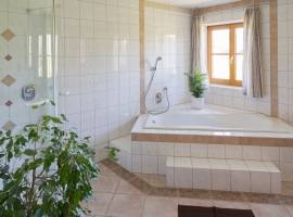 Bad mit Wanne, Dusche, WC, 1. OG