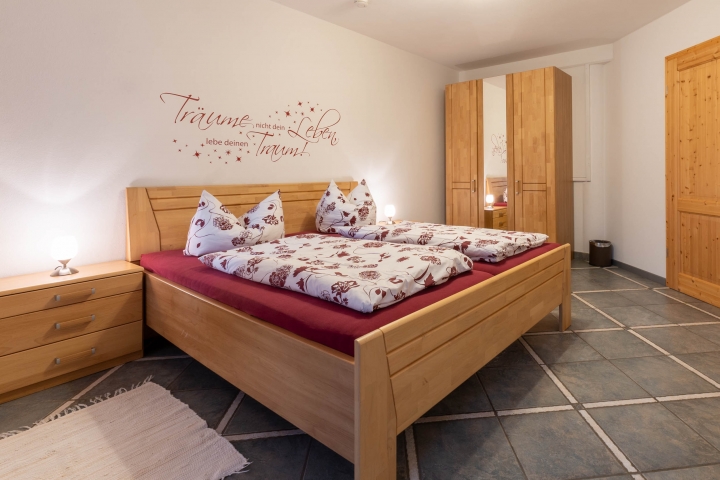 Schlafzimmer mit Doppelbett