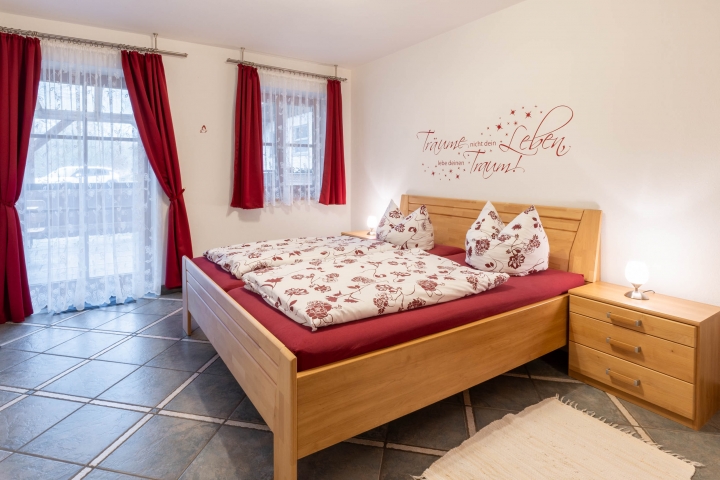 Schlafzimmer mit Doppelbett, Zugang zur Terrasse