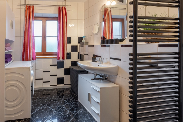 Bad mit Dusche, WC, Urinal, Waschmaschine