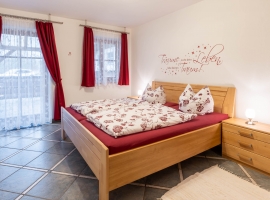 Schlafzimmer mit Doppelbett, Zugang zur Terrasse