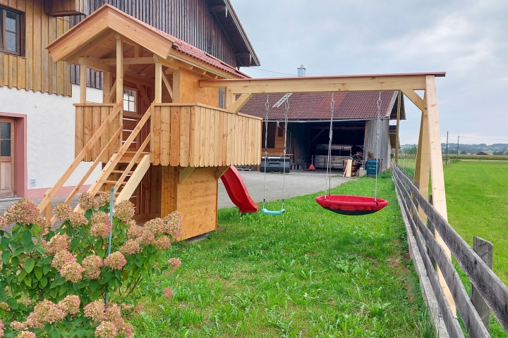 Spielhaus mit Rutsche und Schaukel