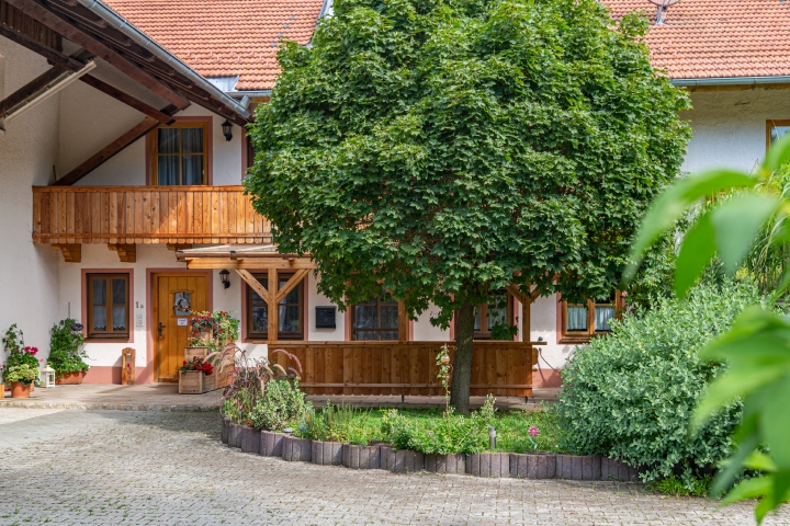 Terrasse Attelblick mit Eingang Zellbachblick