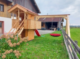 Spielhaus mit Rutsche und Schaukel