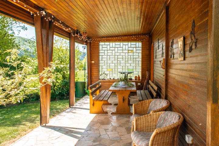 Überdachter Freisitz zum Grillen und Zugang zur Sauna