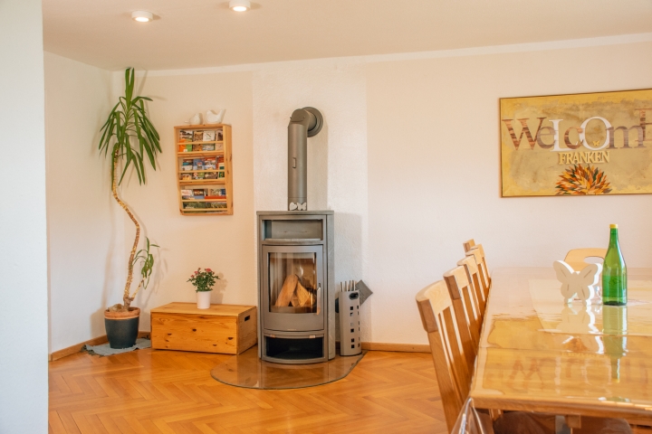 Kamin für gemütliche Wäre im Wohnraum